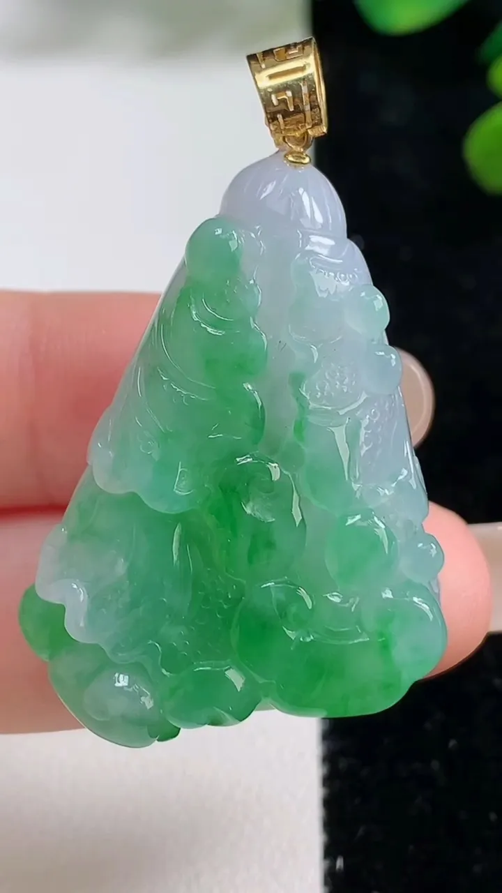 天然A货翡翠白菜吊坠，尺寸36.3-26.6-11.6，重量:20.17g
9月5日