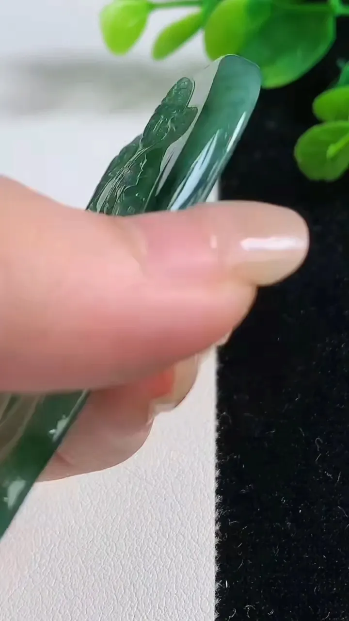 天然A货翡翠虚空藏观音菩萨吊坠，尺寸68-37.3-5，重量:26.70g
9月5日