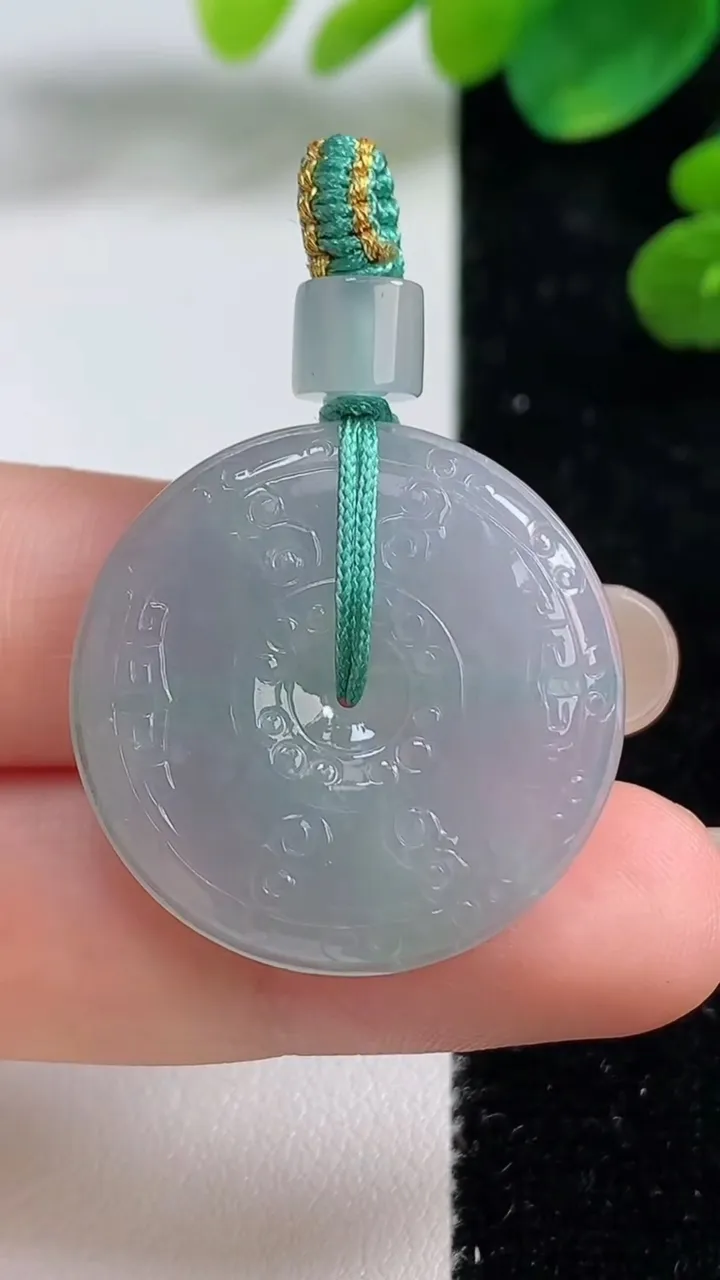 天然A货翡翠冰种飘花复古平安扣吊坠，尺寸27.4-5.3，重量:9.40g
9月5日