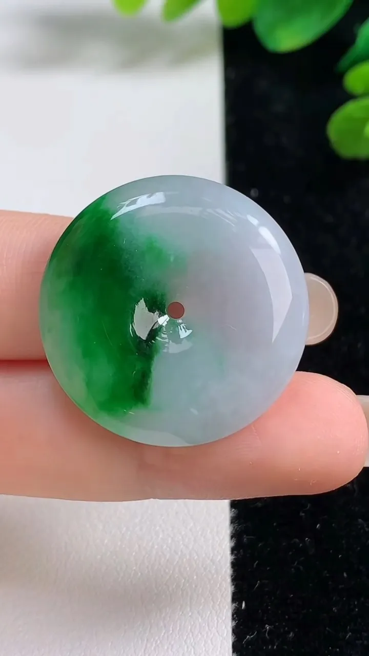天然A货翡翠平安扣吊坠，尺寸28-5.5，重量:9.24g
9月5日