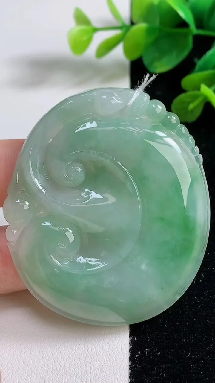 天然A货翡翠如意吊坠，尺寸56.2-49.2-5.6，重量:31.37g
9月5日