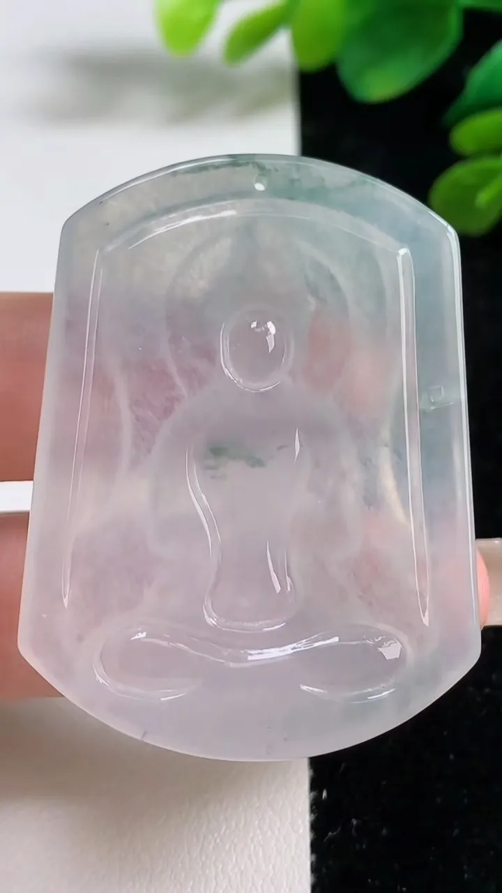 天然A货翡翠冰种飘花观音菩萨吊坠，尺寸49.8-37.4-5，重量:19.67g
9月5日