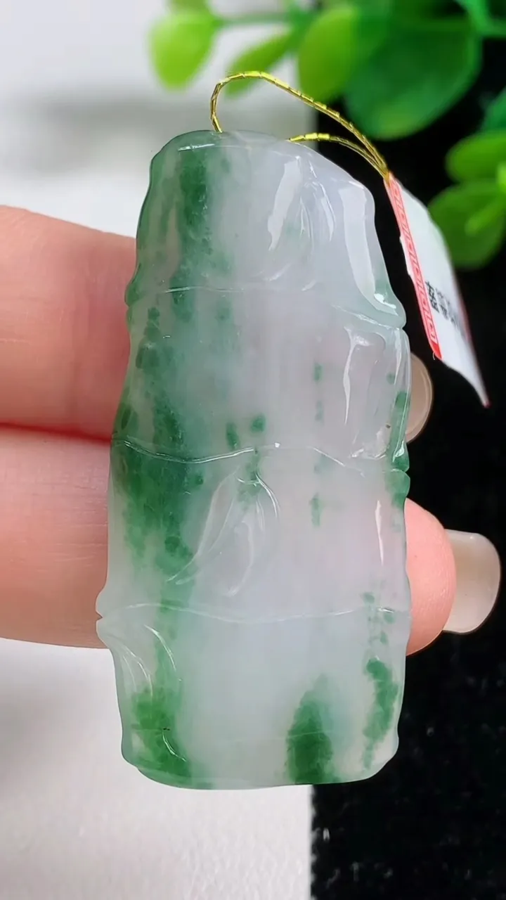 天然A货翡翠冰种飘花节节高升 竹节吊坠，尺寸45.8-20.8-3.4，重量:10.00g
9月5日