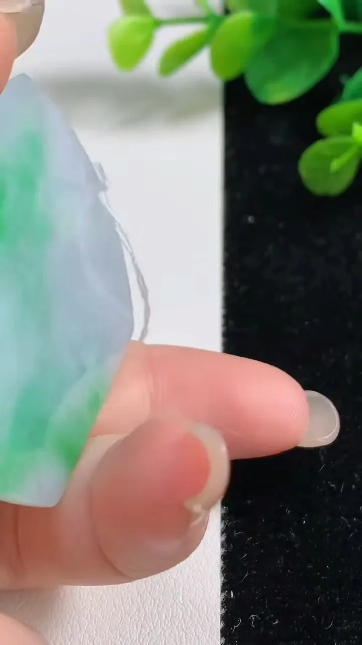 天然A货翡翠山水牌吊坠，尺寸52.5-41.4-4.2，重量:26.00g
9月5日