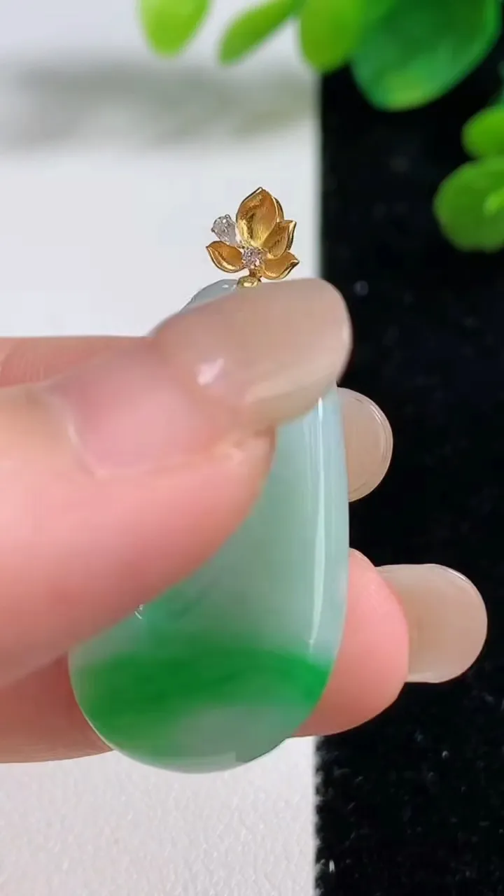 天然A货翡翠如意吊坠，尺寸32-18.2-4，重量:5.55g
9月5日