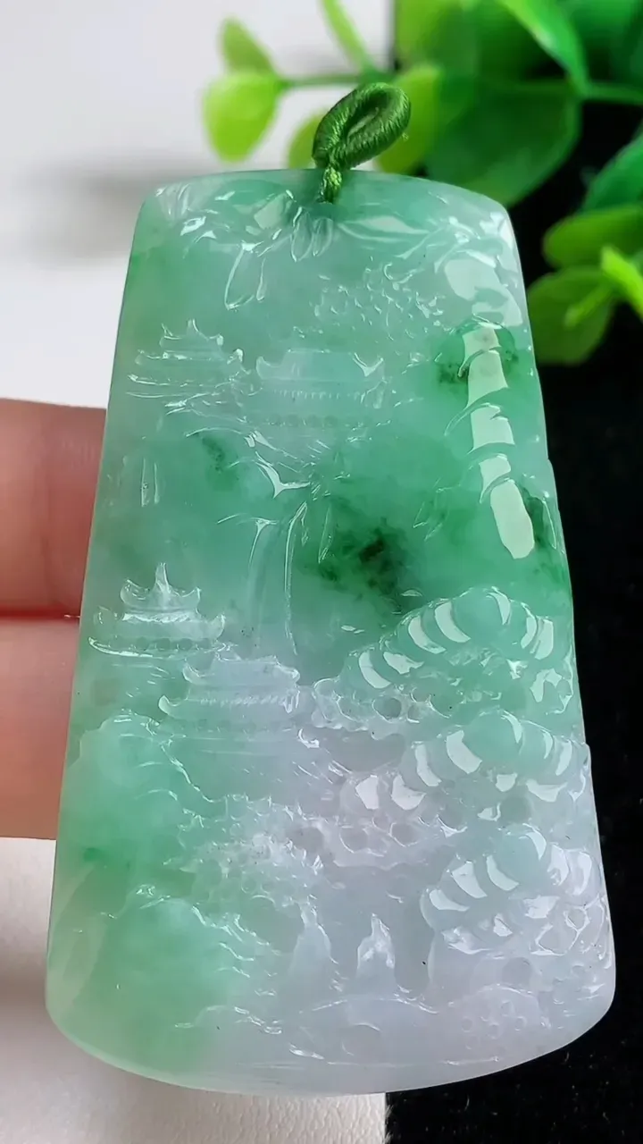 天然A货翡翠山水牌吊坠，尺寸64.4-38.2-4.8，重量:28.00g
9月5日