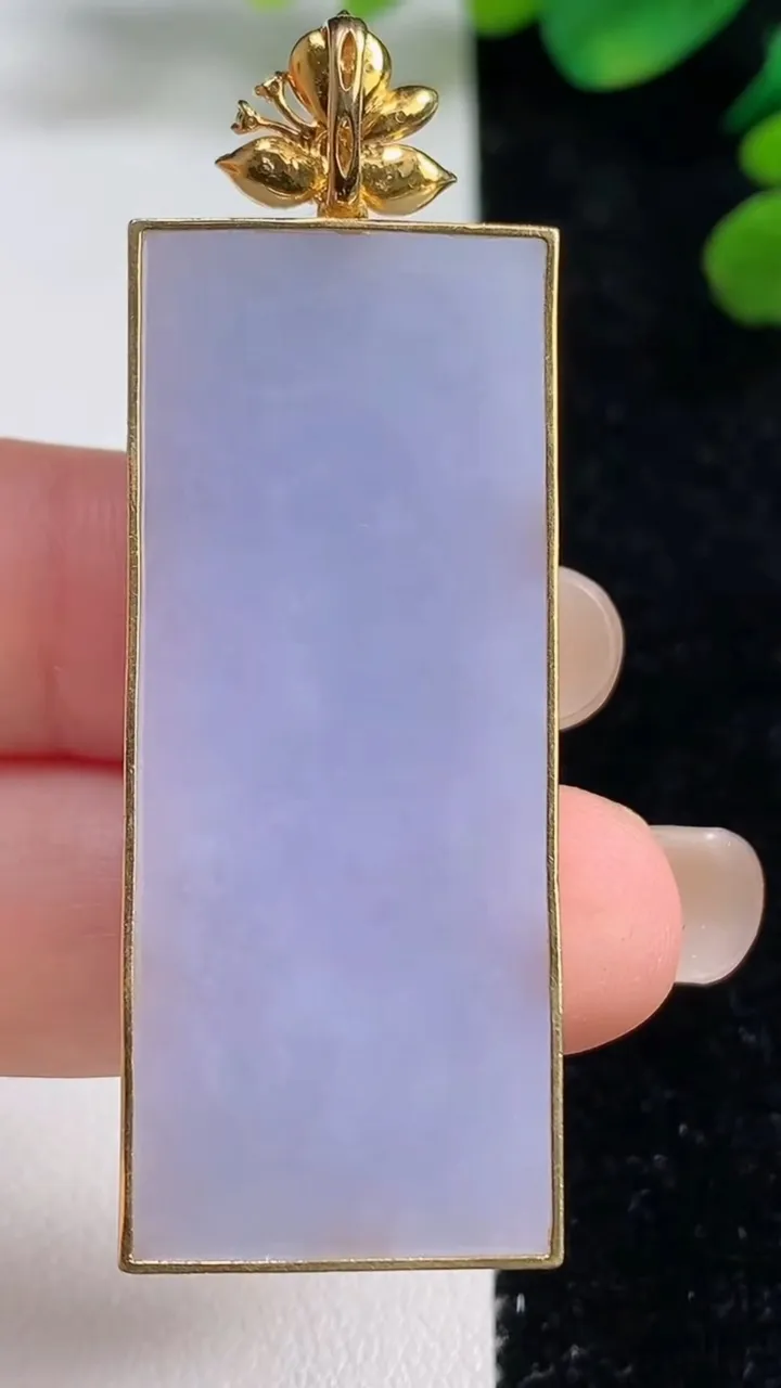 天然A货翡翠18k金紫罗兰无事牌吊坠，尺寸46.4-19.3-5.4，重量:20.70g
9月5日