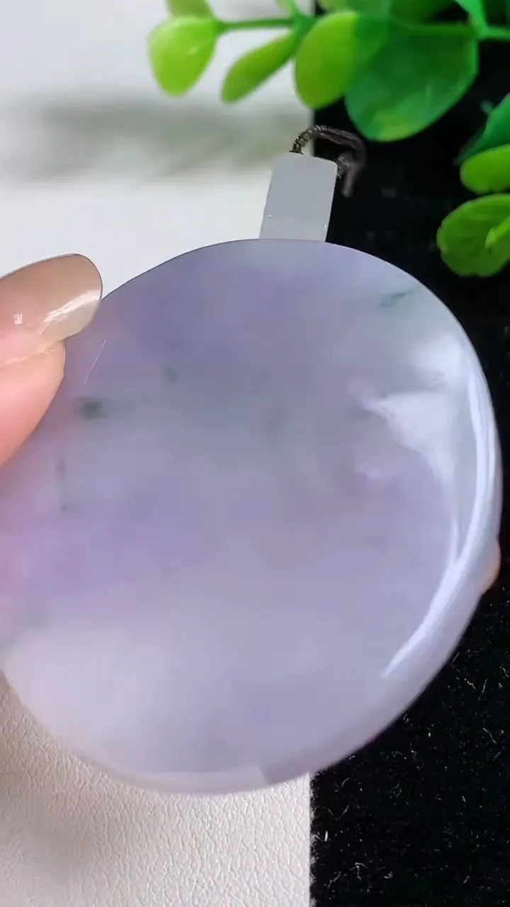 天然A货翡翠紫罗兰飘花无事牌吊坠，尺寸48-42-5.7，重量:32.83g
9月5日