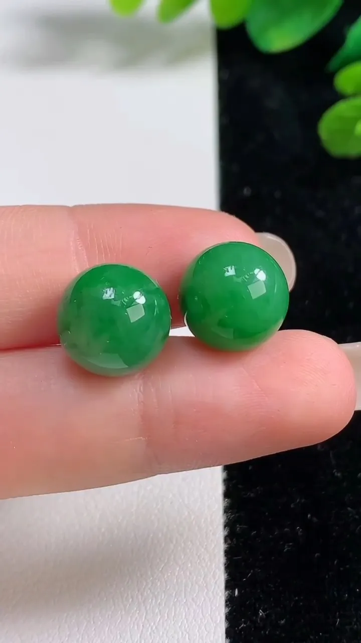 天然A货翡翠圆珠镶嵌件一对，尺寸11.5，重量:7.00g9月5日
工厂直销收藏佳品,种好水足，色泽均匀，有种有色，上手高大气！