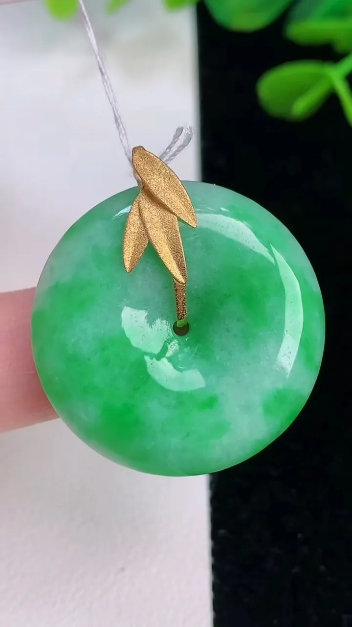 天然A货翡翠平安扣吊坠，尺寸27.7-5.8，重量:9.50g
9月5日