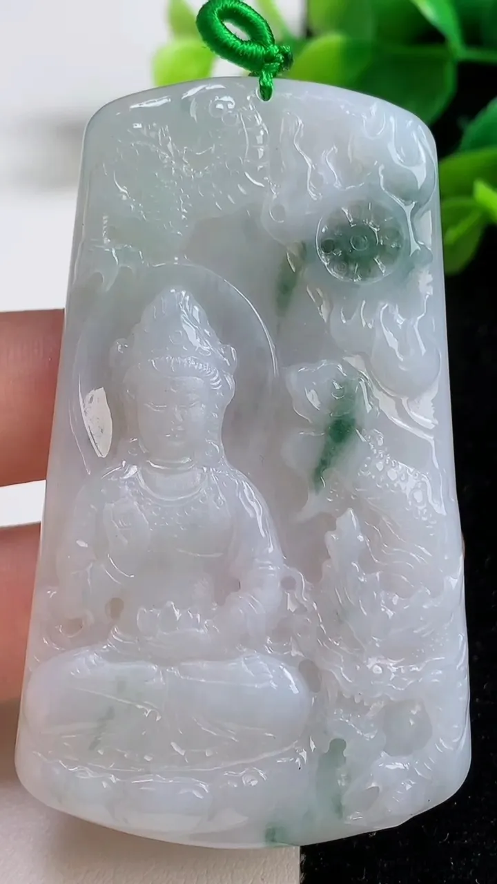 天然A货翡翠冰种飘花祥龙观音菩萨吊坠，尺寸68.6-40-5，重量:32.86g
9月5日