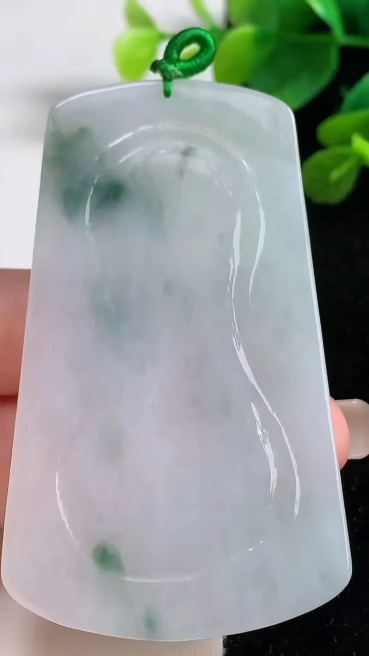 天然A货翡翠冰种飘花祥龙观音菩萨吊坠，尺寸68.6-40-5，重量:32.86g
9月5日