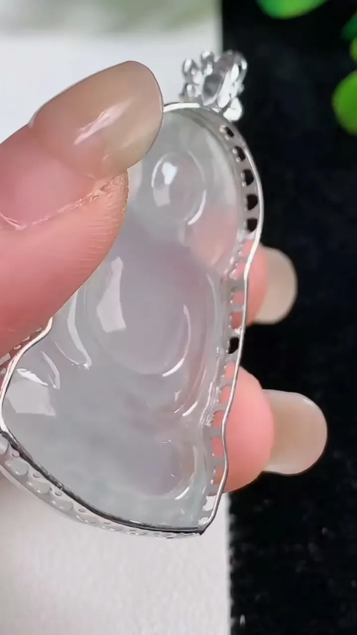 天然A货翡翠种白冰大日如来吊坠，尺寸41.8-25.5-7.8，重量:10.73g
9月5日