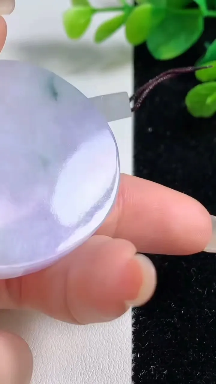 天然A货翡翠紫罗兰飘花无事牌吊坠，尺寸48-42-5.7，重量:32.83g
9月5日