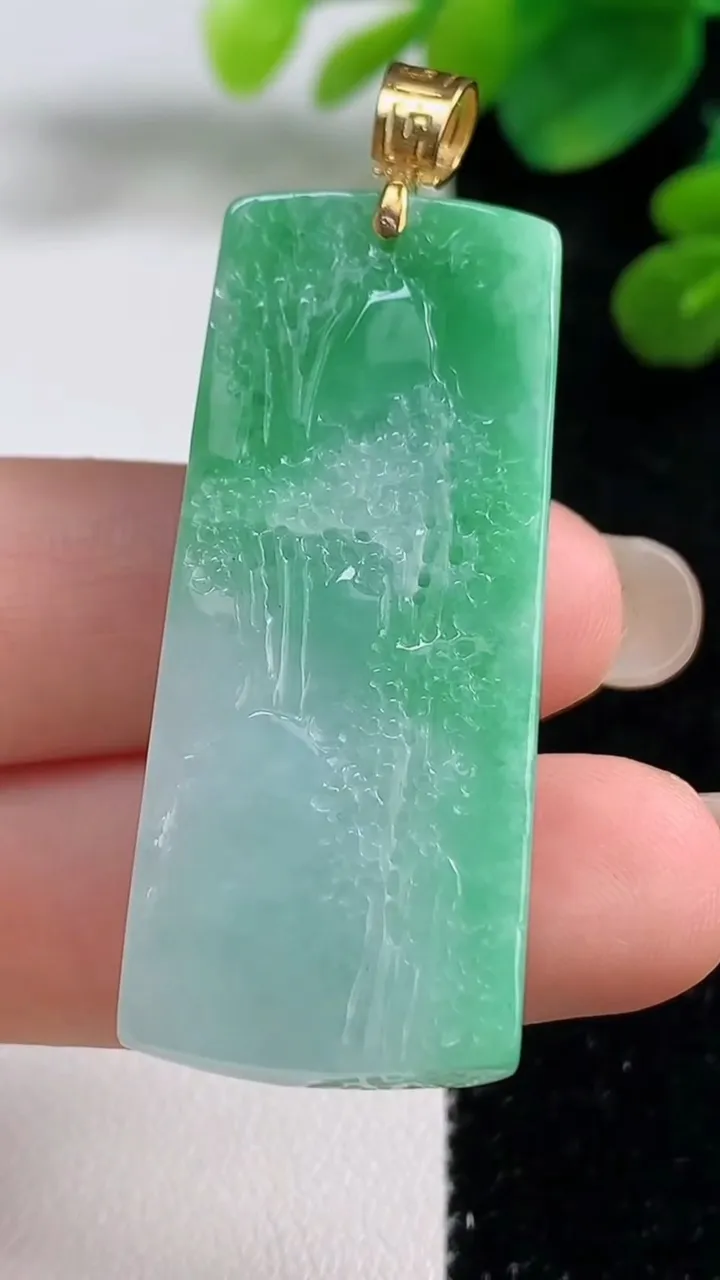天然A货翡翠山水牌吊坠，尺寸44.3-18.6-9，重量:18.66g
9月5日