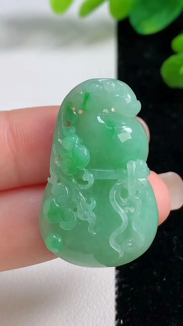 天然A货翡翠葫芦吊坠，尺寸36-23-8，重量:11.17g
9月5日
