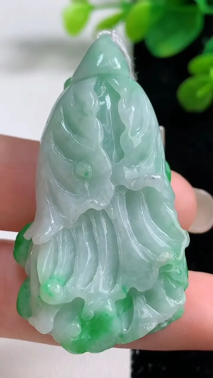 天然A货翡翠白菜吊坠，尺寸50-25-10.5，重量:28.45g
9月5日