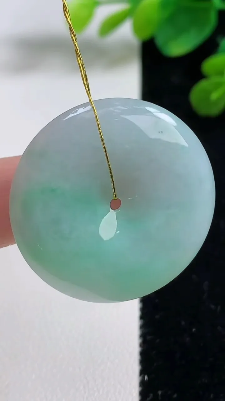 天然A货翡翠平安扣吊坠，尺寸32.6-5.2，重量:12.61g
9月5日