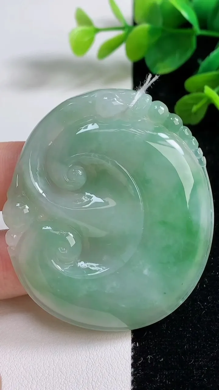 天然A货翡翠如意吊坠，尺寸56.2-49.2-5.6，重量:31.37g
9月5日