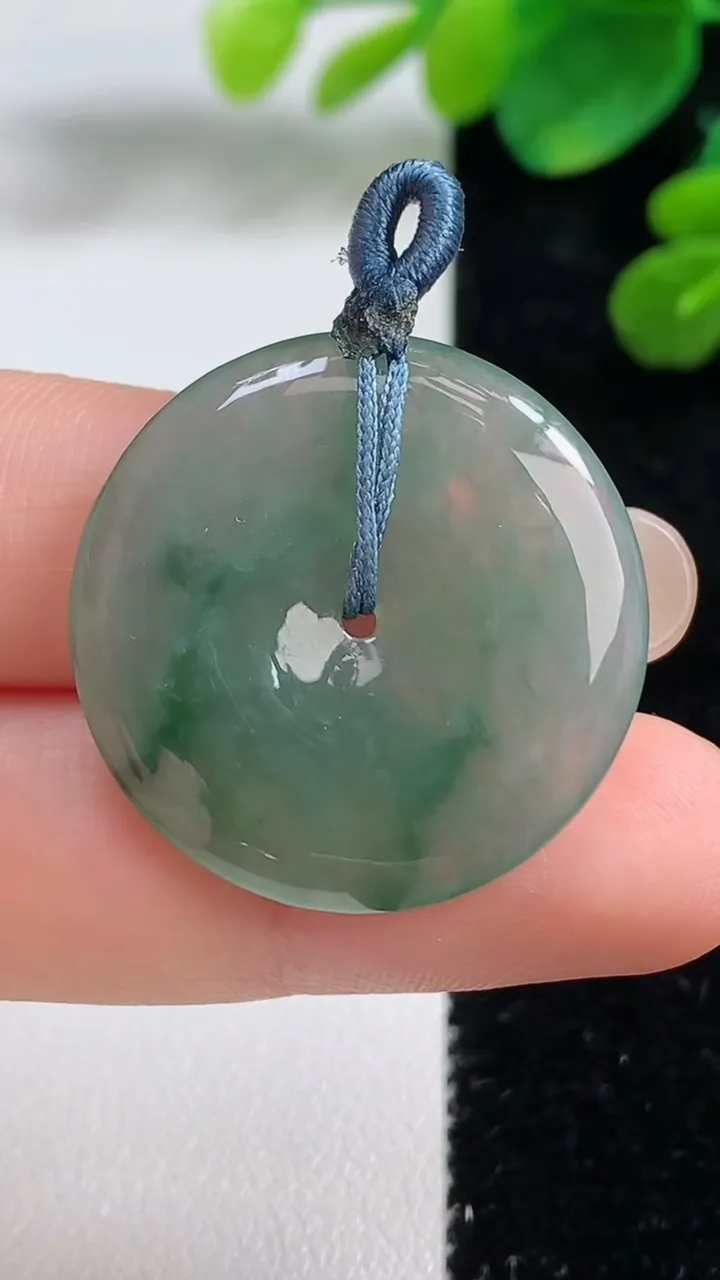 天然A货翡翠冰种飘花平安扣吊坠，尺寸27.3-4，重量:7.07g
9月5日