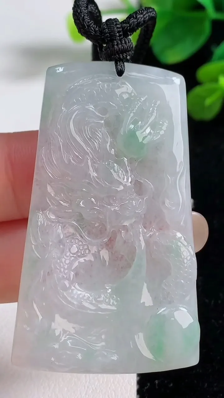 天然A货翡翠龙牌吊坠，尺寸52.4-30.5-3.5，重量:18.99g
9月5日