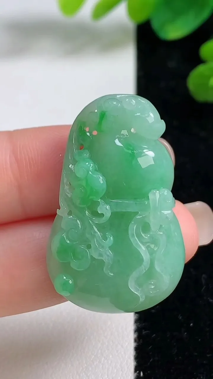 天然A货翡翠葫芦吊坠，尺寸36-23-8，重量:11.17g
9月5日
