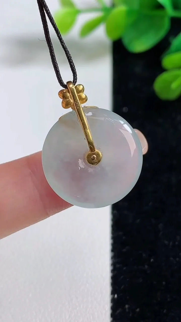 天然A货翡翠种白冰平安扣吊坠，尺寸19.4-3.5，重量:3.26g
9月5日
