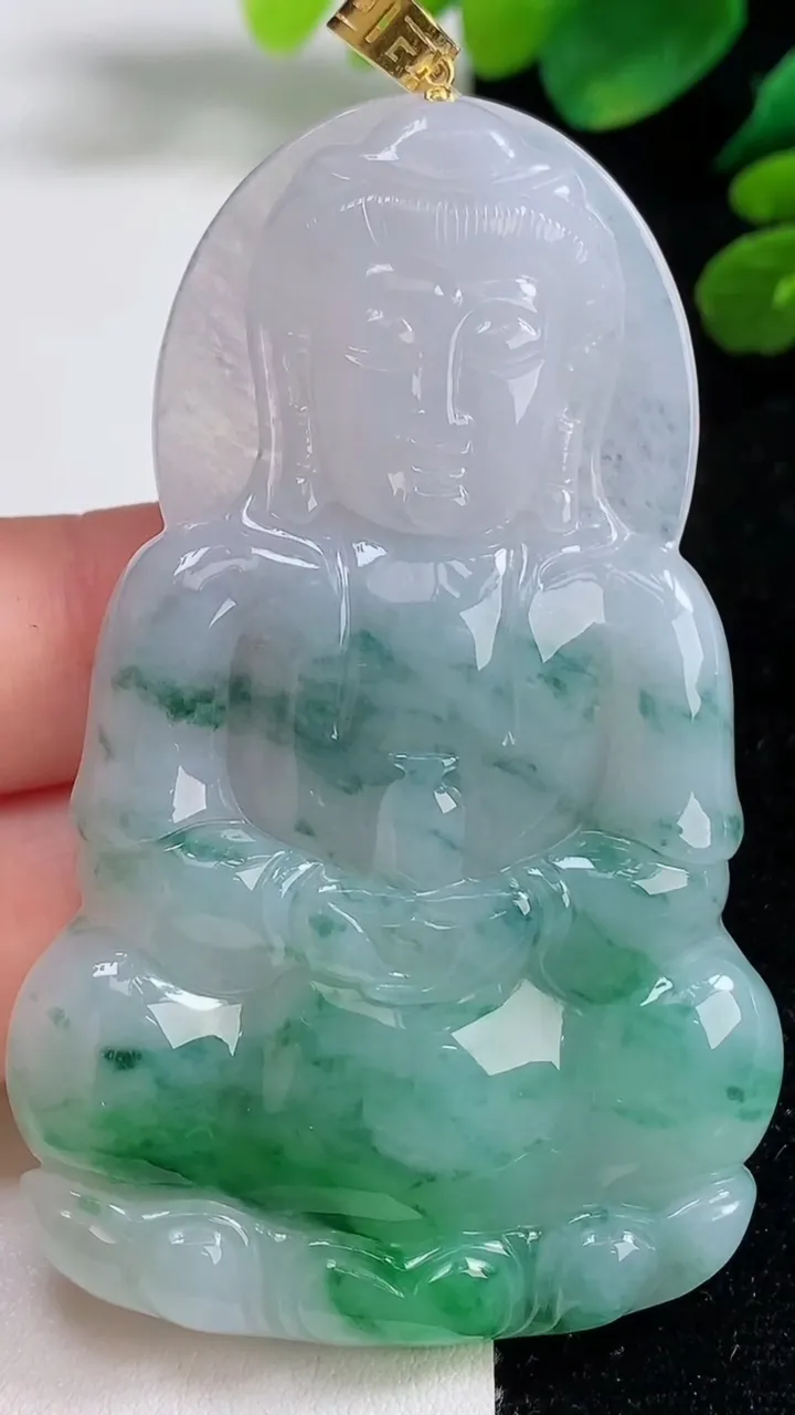 天然A货翡翠正装观音菩萨吊坠，尺寸69-40-5，重量:29.18g
9月5日