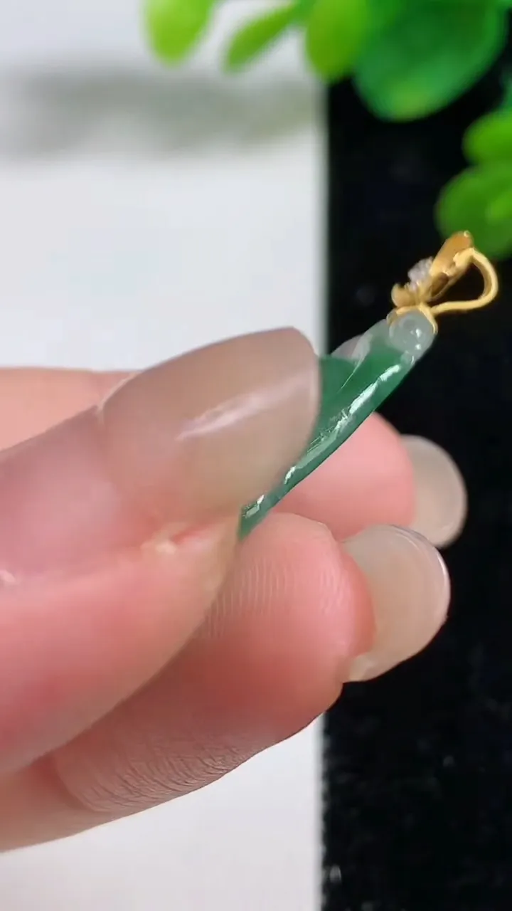 天然A货翡翠如意吊坠，尺寸32.3-21-4.6，重量:5.72g
9月5日