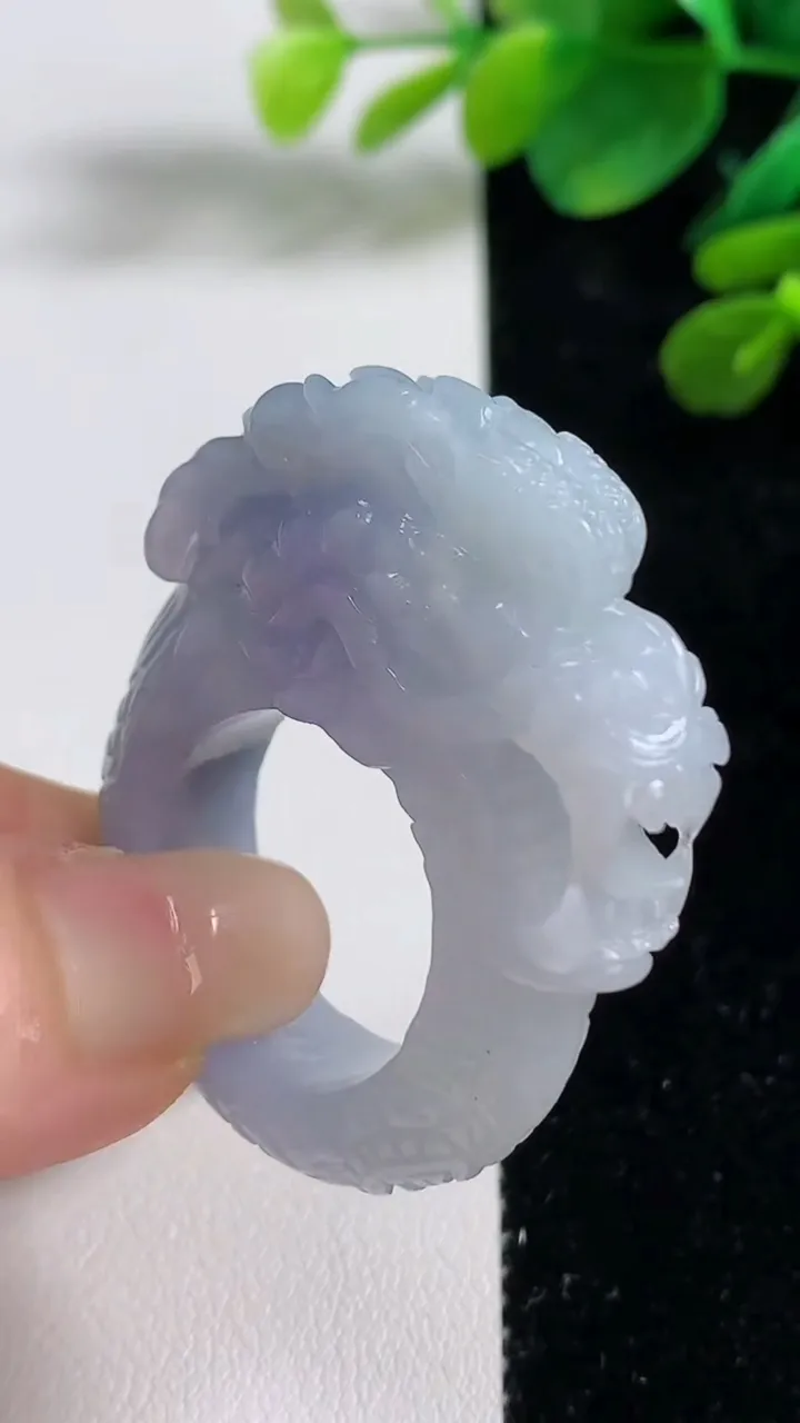 天然A货翡翠紫罗兰龙头指环扳指，尺寸20.6-13-18，重量:23.98g2025年9月5日
工厂直销收藏佳品,种好水足，色泽均匀，有种有色，上手高大气！
