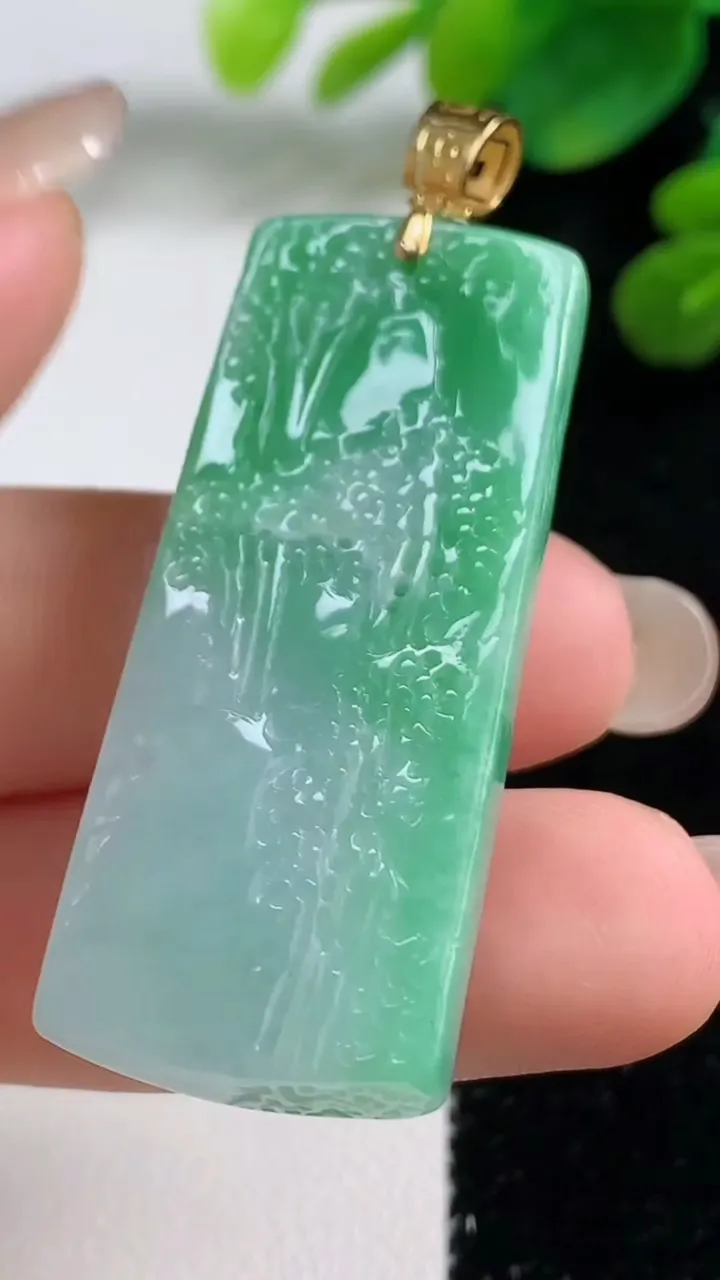 天然A货翡翠山水牌吊坠，尺寸44.3-18.6-9，重量:18.66g
9月5日