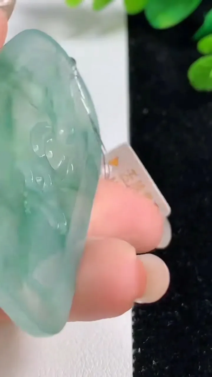 天然A货翡翠观音菩萨吊坠，尺寸60.7-37.8-6，重量:32.64g
9月5日