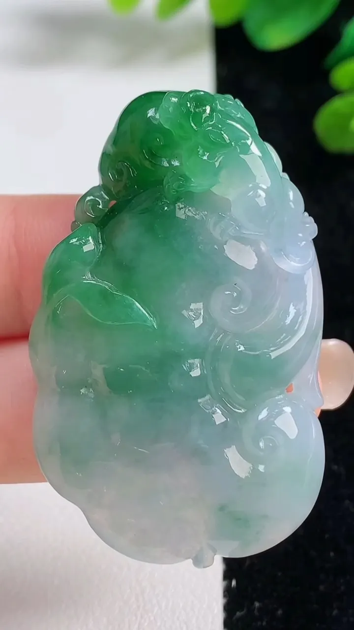 天然A货翡翠如意吊坠，尺寸48-29.2-7，重量:19.80g
9月5日