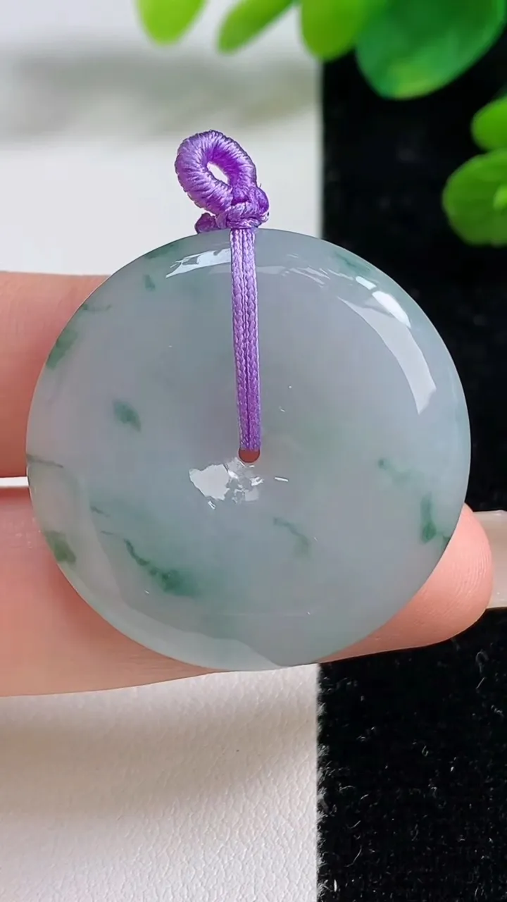 天然A货翡翠冰种飘花平安扣吊坠，尺寸32.5-5.7，重量:13.66g
9月5日