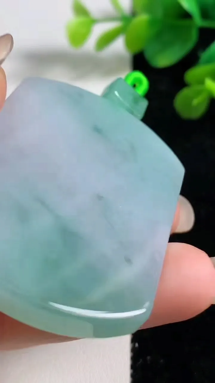 天然A货翡翠冰种飘花无事牌吊坠，尺寸52.6-38.3-5.7，重量:36.56g
9月5日