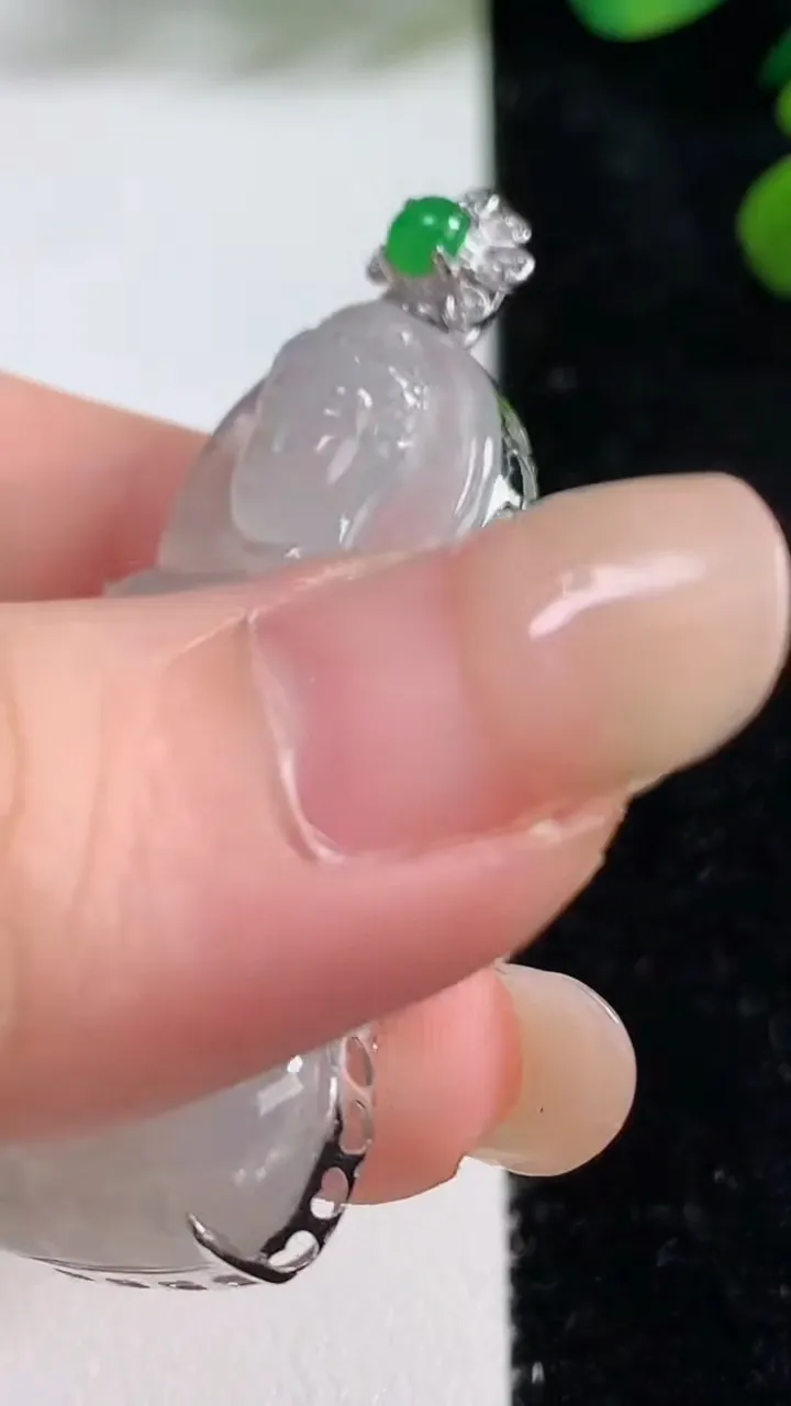 天然A货翡翠种白冰大日如来吊坠，尺寸41.8-25.5-7.8，重量:10.73g
9月5日