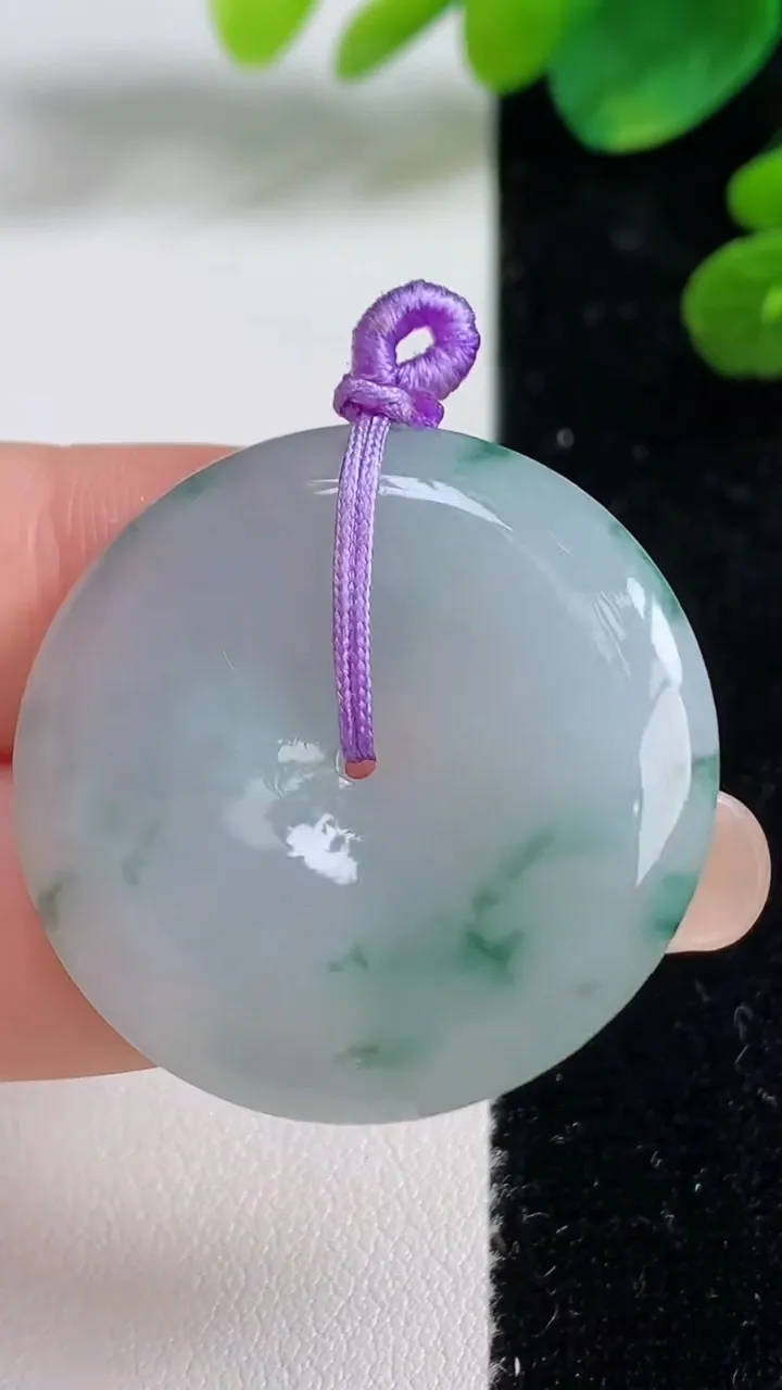 天然A货翡翠冰种飘花平安扣吊坠，尺寸32.5-5.7，重量:13.66g
9月5日