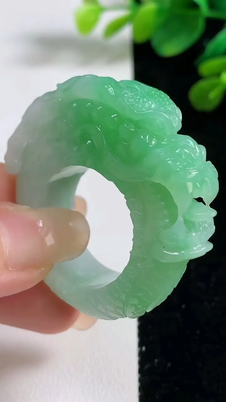 天然A货翡翠龙头指环扳指，尺寸23-11.6-15.4，重量:33.50g2025年9月5日
工厂直