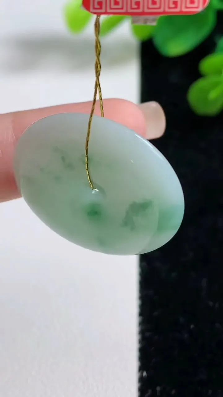 天然A货翡翠飘花平安扣吊坠，尺寸26.4-4.5，重量:6.94g
9月5日