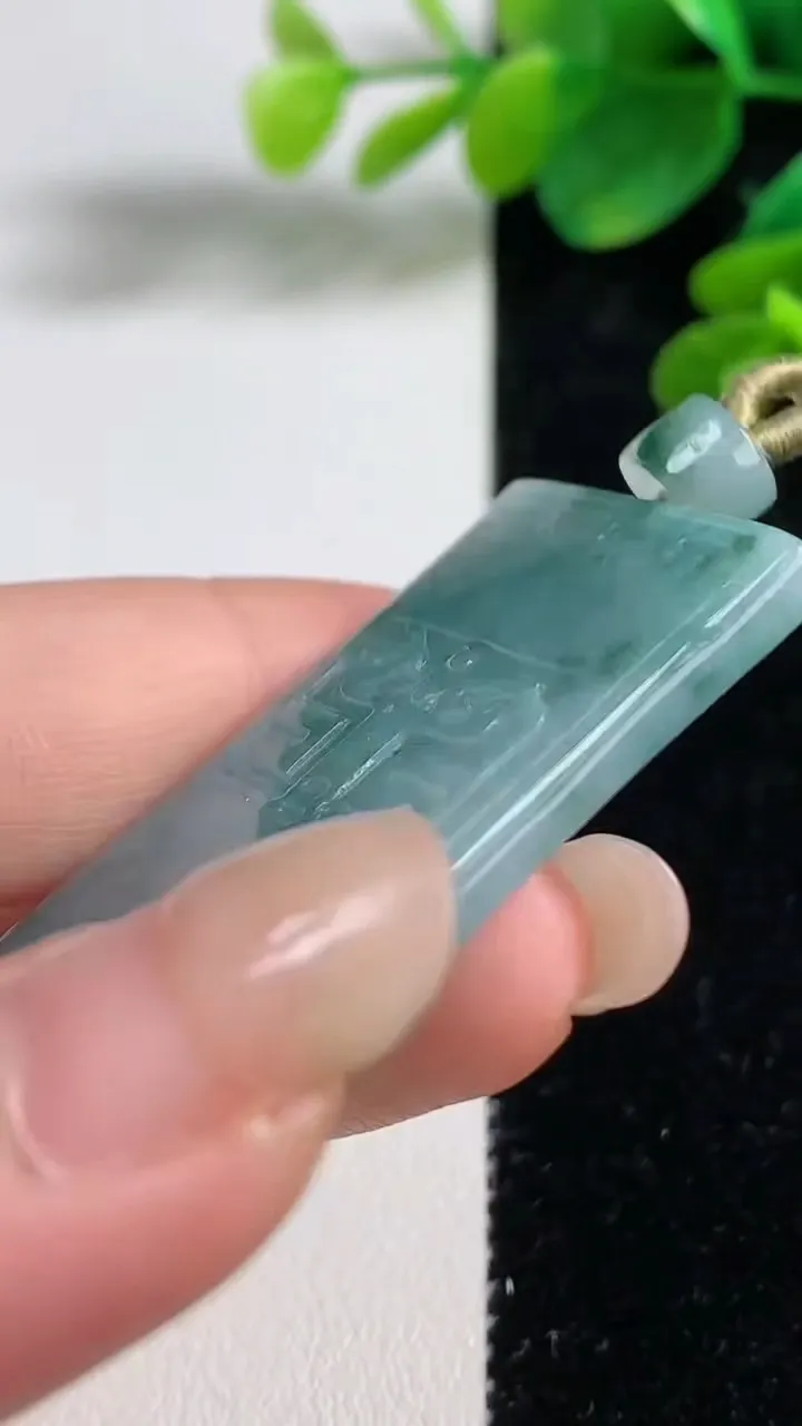 天然A货翡翠冰种飘花仿古无事牌吊坠，尺寸47.5-26.4-4，重量:16.95g
9月5日