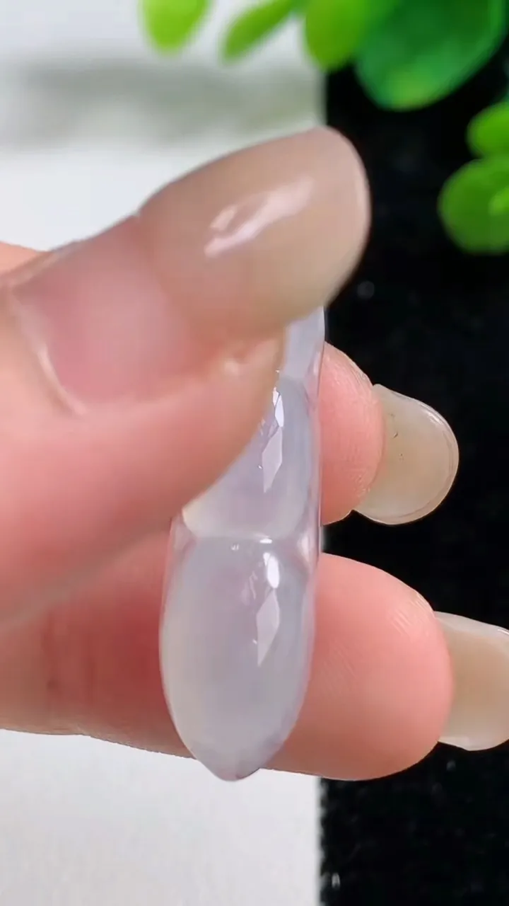 天然A货翡翠种白冰福豆吊坠，尺寸33.8-9-6，重量:3.26g
9月5日