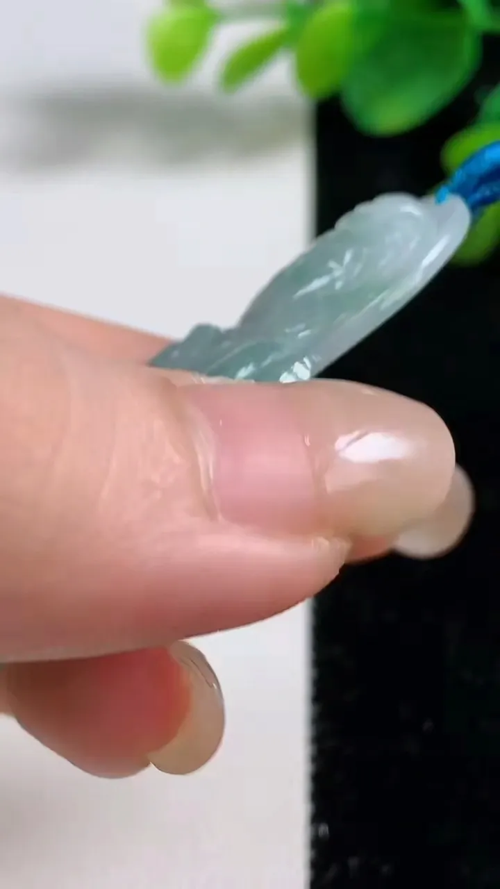 天然A货翡翠观音菩萨吊坠，尺寸61.4-26.9-5.7，重量:18.00g
9月5日