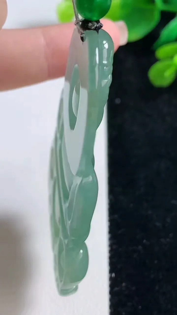 天然A货翡翠正装观音菩萨吊坠，尺寸66.2-42.3-5.8，重量:35.46g
9月5日