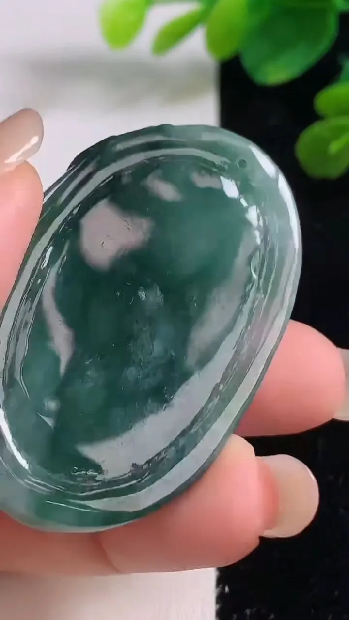 天然A货翡翠一念之间吊坠，尺寸48.4-29-11.8，重量:30.36g
9月5日