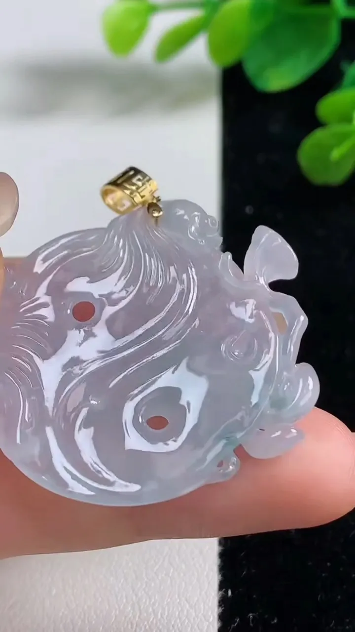 天然A货翡翠种飘花生肖马吊坠，尺寸33.7-40.6-3.8，重量:8.96g
9月5日