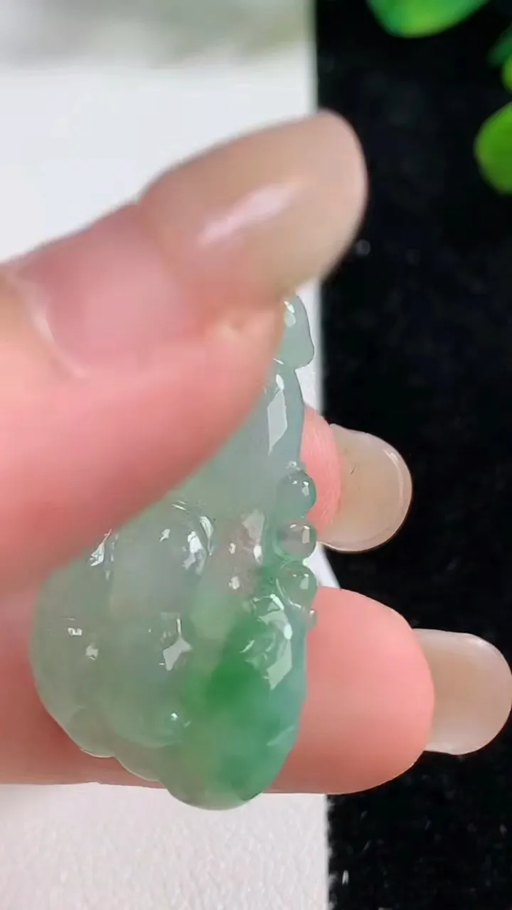 天然A货翡翠佛手瓜吊坠，尺寸33-19-6，重量:7.37g
9月5日