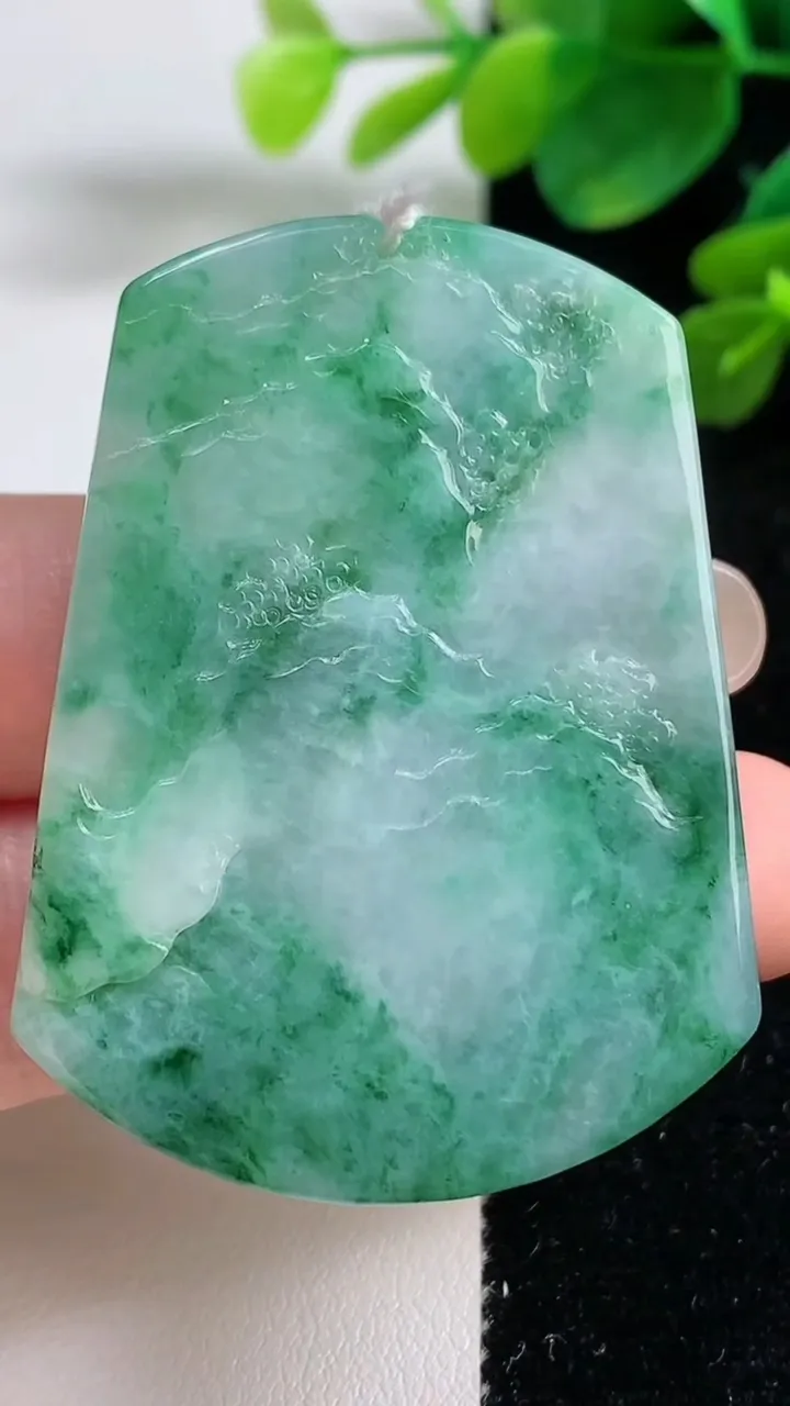 天然A货翡翠山水牌吊坠，尺寸51-38.6-5.7，重量:27.67g
9月5日