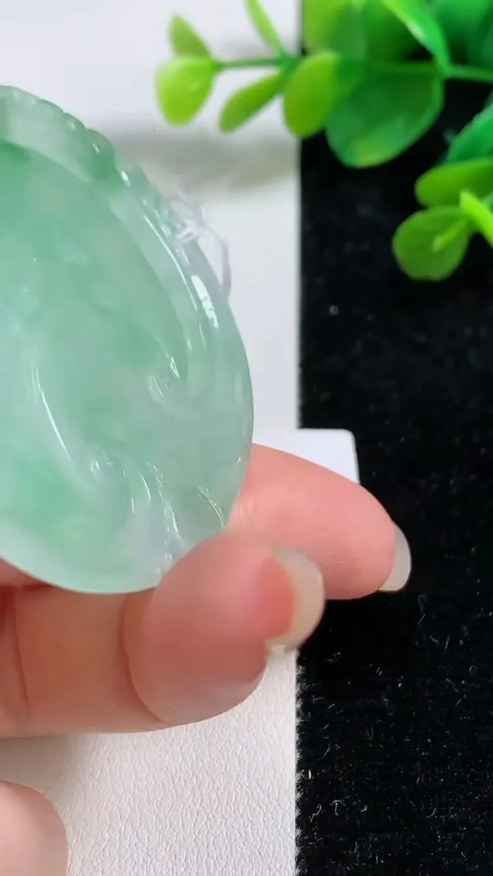 天然A货翡翠如意吊坠，尺寸56.2-49.2-5.6，重量:31.37g
9月5日