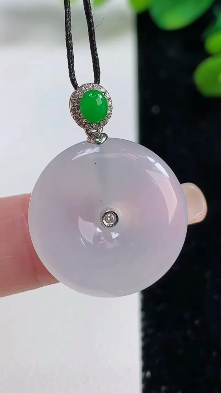 天然A货翡翠种白冰平安扣吊坠，尺寸21-4.6，重量:5.14g
9月5日
