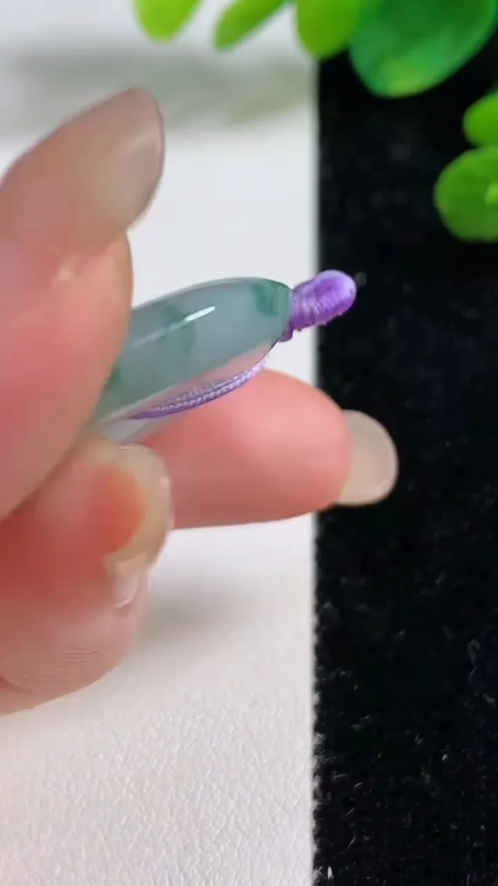天然A货翡翠冰种飘花平安扣吊坠，尺寸32.5-5.7，重量:13.66g
9月5日